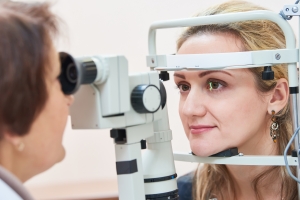 Optometrysta - niezbdny przy korekcji wad wzroku [Fot. Kadmy - Fotolia.com]
