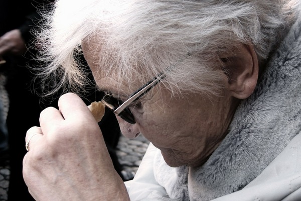 Osabienie suchu i wzroku to sygna choroby Alzheimera [fot.  Gerd Altmann z Pixabay]
