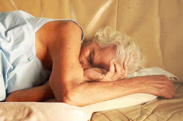 Osoby starsze potrzebuj mniej snu? [fot. Pixabay]