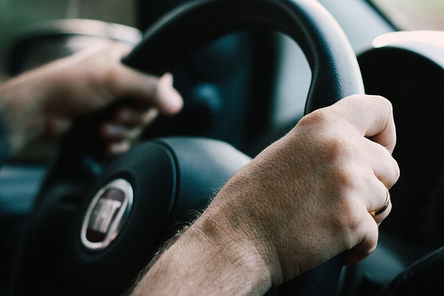Otyo i dojedanie do pracy samochodem sprzyja przedwczesnej mierci [fot. Pexels from Pixabay]