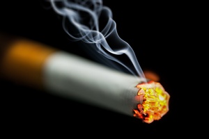 Palenie papierosw sprzyja zwizanemu z wiekiem zwyrodnieniu plamki tej (AMD) [© nikkytok - Fotolia.com]