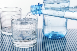 Pijemy wicej wody mineralnej [Fot. v.poth - Fotolia.com]