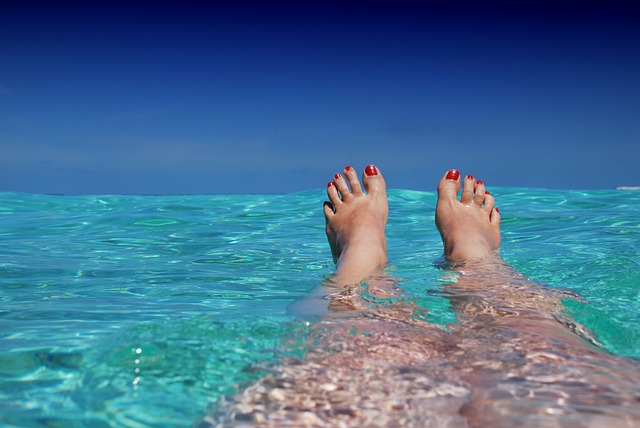 Pywanie w chodnej wodzie osabia objawy menopauzy [fot. romaneau from Pixabay]