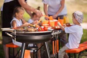 Polacy przy grillu: rodzinne spotkanie [© ArtFotoDima - Fotolia.com]