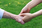Pomagamy starszym, ale gwnie w rodzinie [© Chariclo - Fotolia.com]