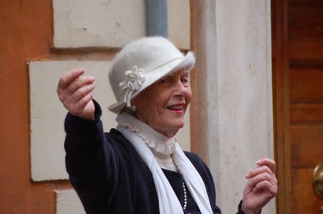 Pozytywne emocje sprzyjaj zdrowiu starszych ludzi [fot. Francesco Nigro from Pixabay]