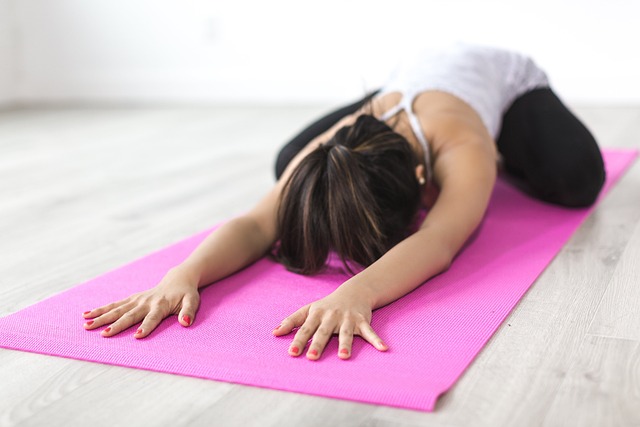 Praktykowanie jogi pomaga osabi objawy migreny? [fot. StockSnap from Pixabay]