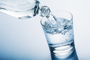 Prosty i skuteczny sposb na schudnicie - picie wody przed posikami [© winston - Fotolia.com]