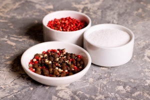 Prosty sposb na ograniczenie soli w diecie - stosowanie pikantnych przypraw [Fot. katrinkivi - Fotolia.com]