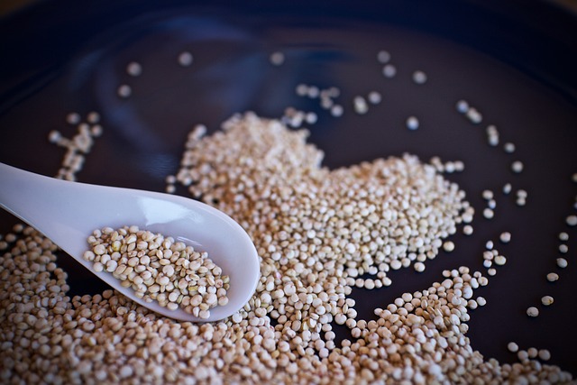 Quinoa - mka z komosy ryowej ma wiele wartoci odywczych  [fot. Luisella Planeta from Pixabay]