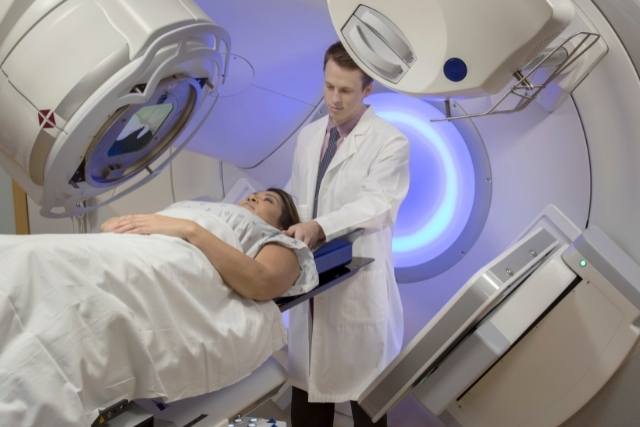 Radioterapia wzmocni odporno i pomoe skuteczniej walczy z rakiem? [fot. collage Senior.pl / Canva]