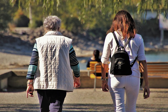 Regularne chodzenie osabia ryzyko niewydolnoci serca u starszych kobiet [fot. Julita from Pixabay]