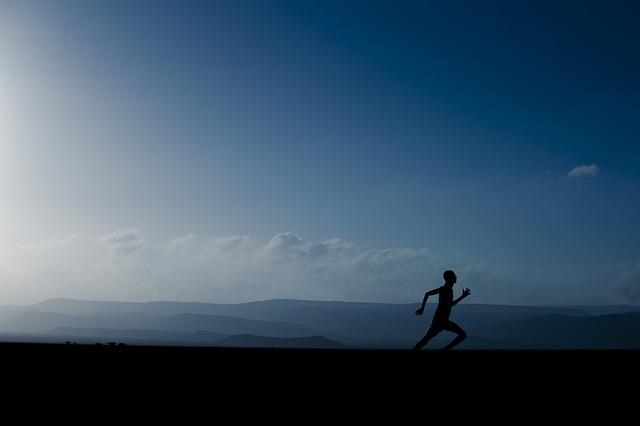 Regularnie uprawiony sport pomaga osabi depresj [fot. David Mark from Pixabay]