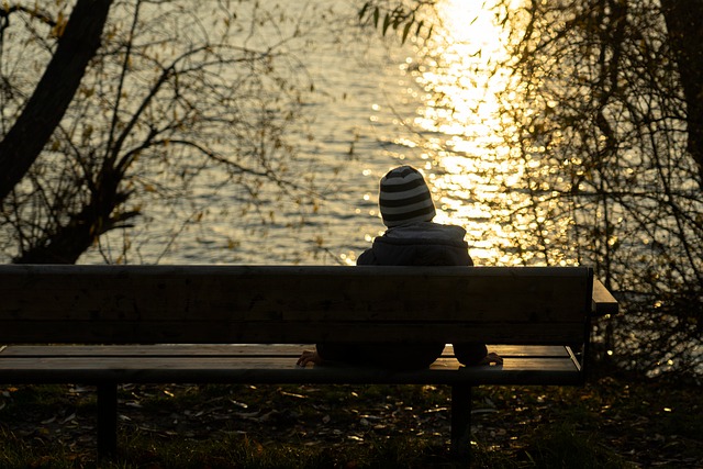 Samotni ludzie w swoisty sposb ogldaj wiat [fot. Arek Socha from Pixabay]