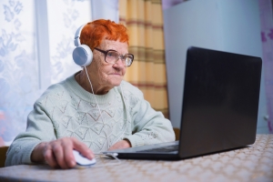 Seniorzy i nowe technologie: dlaczego starsi cigle unikaj takich rozwiza [Fot. Антон Фрунзе - Fotolia.com]