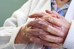 Seniorzy i pracownicy zmianowi cierpi z powodu wykluczenia spoecznego [© max blain - Fotolia.com]