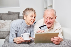 Seniorzy na internetowych zakupach [Fot. Robert Kneschke - Fotolia.com]