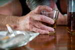 Seniorzy pij na umr. Pomoe cena minimalna? [© EJ White - Fotolia.com]