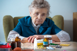 Seniorzy przyjmuj le dobrane leki [©  Alexander Raths - Fotolia.com]