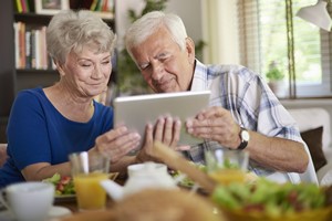 Seniorzy w Internecie: obecni ci lepiej wyksztaceni [© gpointstudio - Fotolia.com]