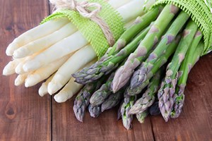 Sezon na szparagi. Pyszne warzywo goci na stoach [© Pixelot - Fotolia.com]