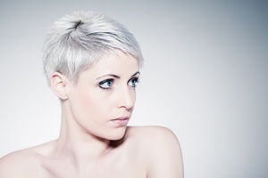 Siwe wosy i niebieski blond najmodniejsze w tym sezonie [fot. Beboy - Fotolia.com]