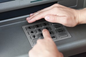 Skimming: elektroniczna kradzie. Uwaaj przy bankomacie! [© ia_64 - Fotolia.com]