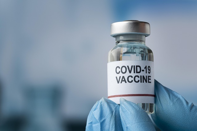 Szczepienie przeciw COVID-19 zmniejsza ryzyko zawau i udaru [fot. Tri Nguyen from Pixabay]