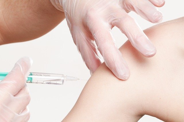 Szczepionka przeciw grypie osabia ryzyko udaru [fot. Angelo Esslinger from Pixabay]