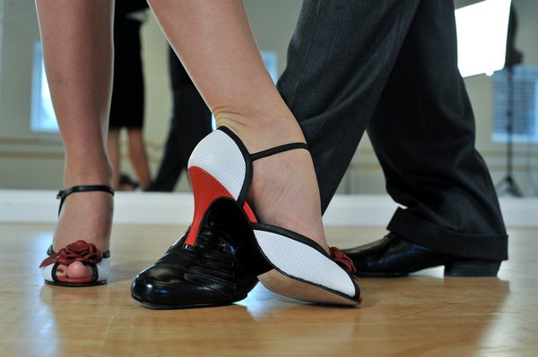 Taniec - doskonaa aktywno dla seniora [fot. Bernard-Verougstraete from Pixabay]
