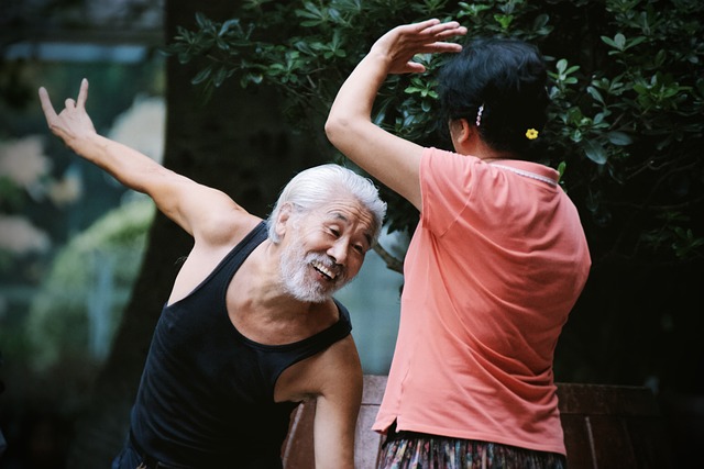 Taniec pomoe ci utrzyma sprawno w starszym wieku [fot. Adrian from Pixabay]