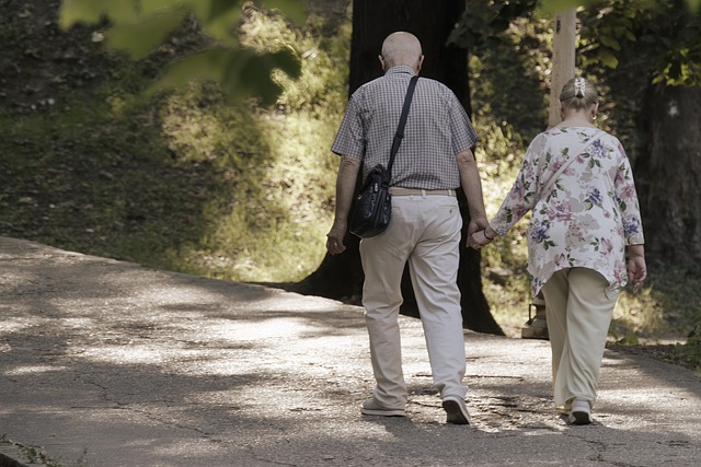 Tempo chodzenia zaley od... tego, czy spacerujesz z partnerem [fot. Candid_Shots from Pixabay]