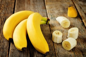 Trzy banany dziennie zmniejsz ryzyko udaru [fot. nata_vkusidey - Fotolia.com]
