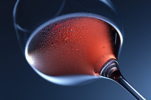 Umiarkowane iloci alkoholu mog chroni serce [fot. Dirk Wohlrabe from Pixabay]
