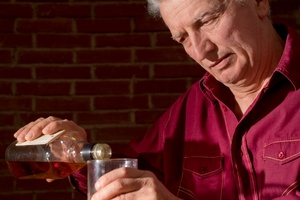 Upadki i niezaywanie lekw - skutki nadmiaru alkoholu u starszych [© aletia2011 - Fotolia.com]