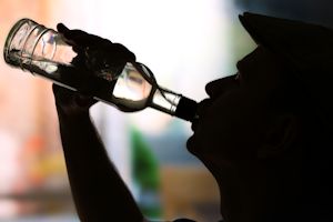 Uzalenienia seniorw: alkohol to powany problem [© Africa Studio - Fotolia.com]