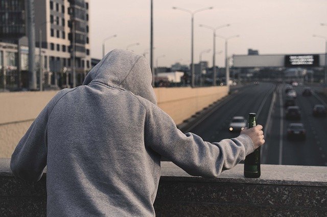 Uzalenienie od alkoholu zabiera niemal 8 lat ycia [fot. Leczenie narkomanii from Pixabay]