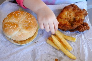 WHO apeluje: przestacie reklamowa „mieciowe jedzenie" dzieciom [mieciowe jedzenie, © Rafael Ben-Ari - Fotolia.com]