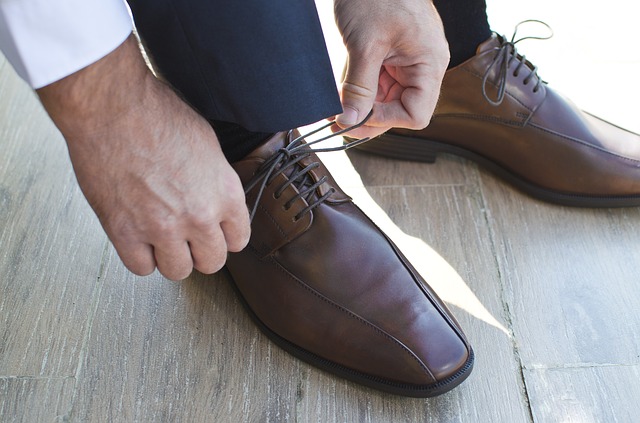Wikszo seniorw nosi niewaciwe buty, a to sprzyja upadkom i blom stp [fot. Goumbik from Pixabay]