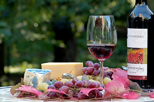 Wino i ser w diecie wspomagaj zdolnoci poznawcze [fot. Christiane from Pixabay]