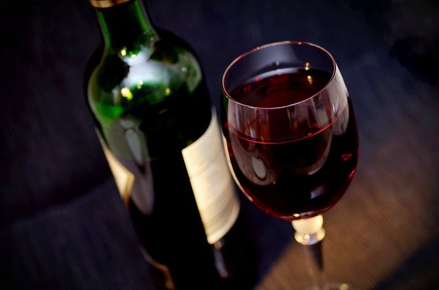 Wino pomaga spala tuszcz [fot. congerdesign from Pixabay]