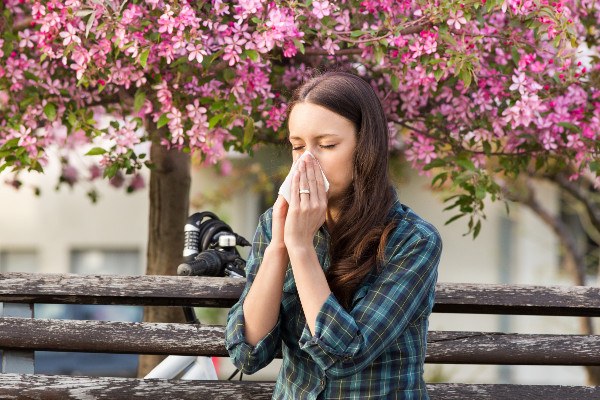 Wiosenne kopoty zdrowotne: alergie, przezibienia, ble gowy [Fot. Budimir Jevtic - Fotolia.com]