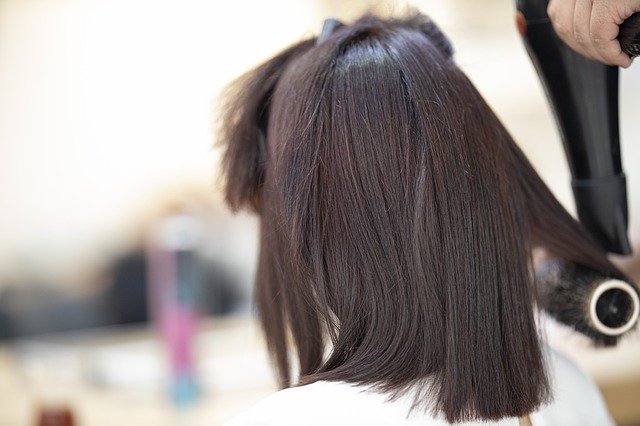 Włosy po pięćdziesiątce: co im szkodzi i jak o nie dbać? [fot. Engin Akyurt from Pixabay]