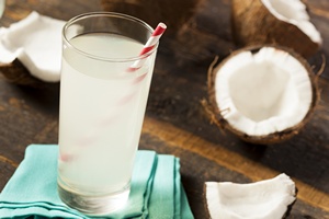 Woda kokosowa - modny i zdrowy napj na upay [© Brent Hofacker - Fotolia.com]