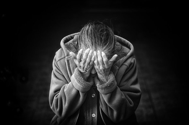 Wrd seniorw kobiety czciej choruj na depresj ni mczyni [fot. Free-Photos from Pixabay]
