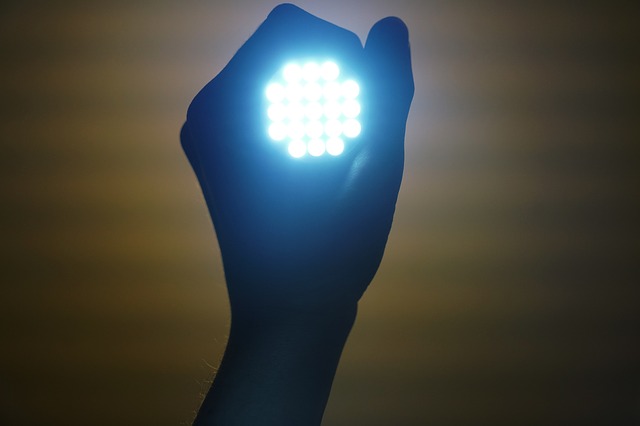 Wycz wiato LED przed snem - poprawisz metabolizm [fot. Engin Akyurt from Pixabay]