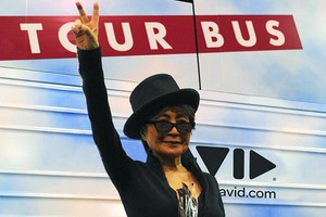 Yoko Ono rusza w tras w edukacyjnym autobusie [Yoko Ono, fot. lennonbus.org]