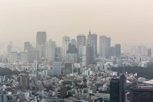 Zanieczyszczenia powietrza to miertelna „pandemia”. Skraca nam ycie o 3 lata [fot. collage Senior.pl / Canva]