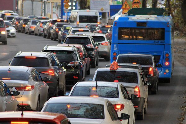 Zanieczyszczenia z ruchu ulicznego skutkuj udarem [fot. Alexander Grishin z Pixabay]