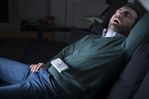 Zasypianie przed telewizorem a zdrowie - sprawd, co to moe oznacza [© Paolese - Fotolia.com]